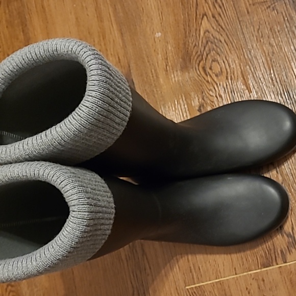 Size 8 Butterfly twist rainboots - Picture 4 of 5